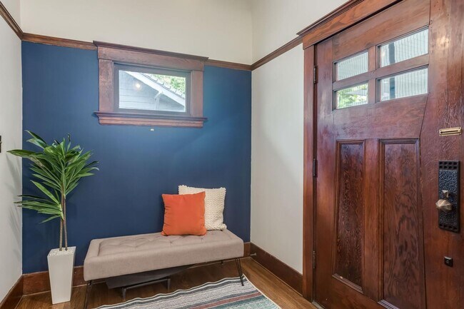 Building Photo - Charming Upgraded 2 Bedroom 2 Bath Rose Garden Home