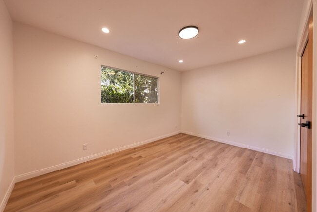 Building Photo - Downtown cottage