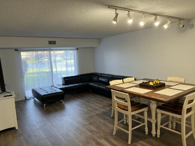 Building Photo - 4657 Fountains Dr S