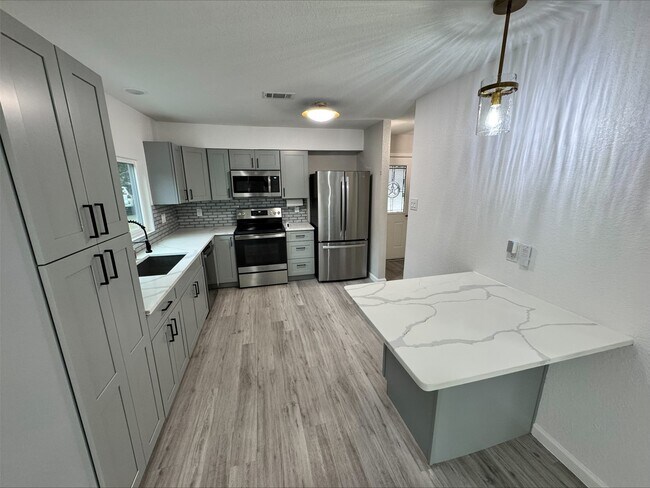 Building Photo - 1004 E Red Cedar Cir