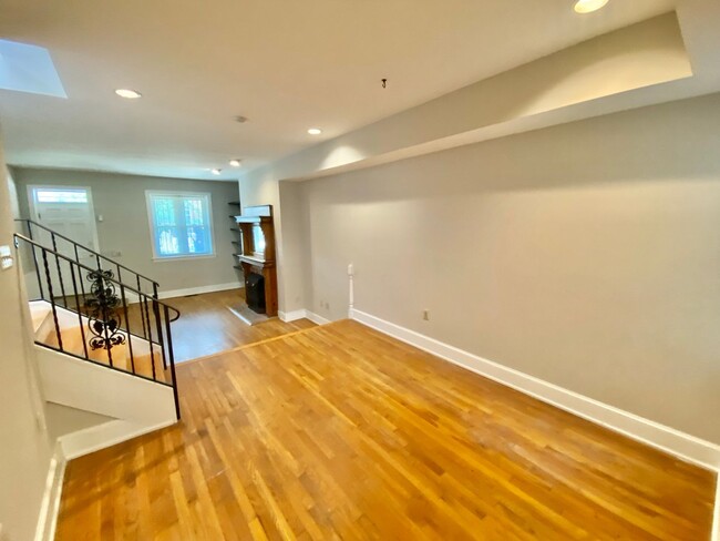 Building Photo - Chic Shaw Townhouse 2bd/2.5 bath with Deco...