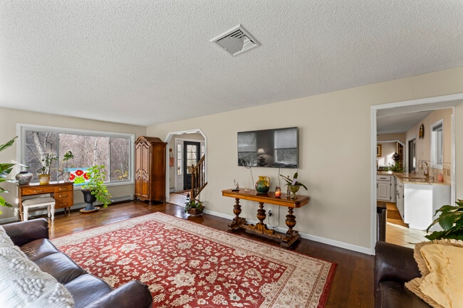 Building Photo - 8 Glenview Dr