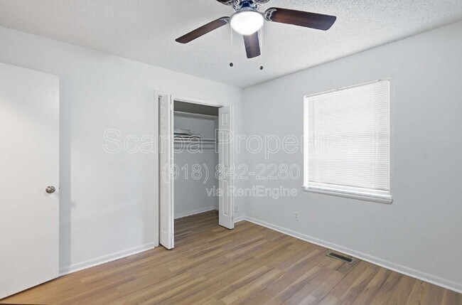 Building Photo - 313 E Woodrow Pl