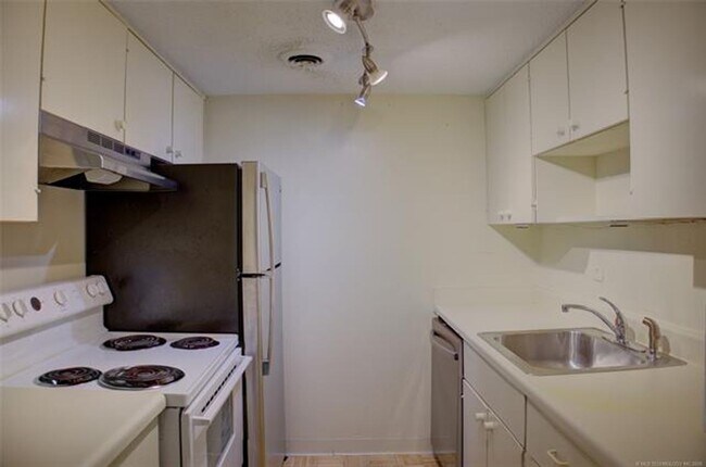 Building Photo - Adorable 2 bed 2 bath in historic Liberty Tower
