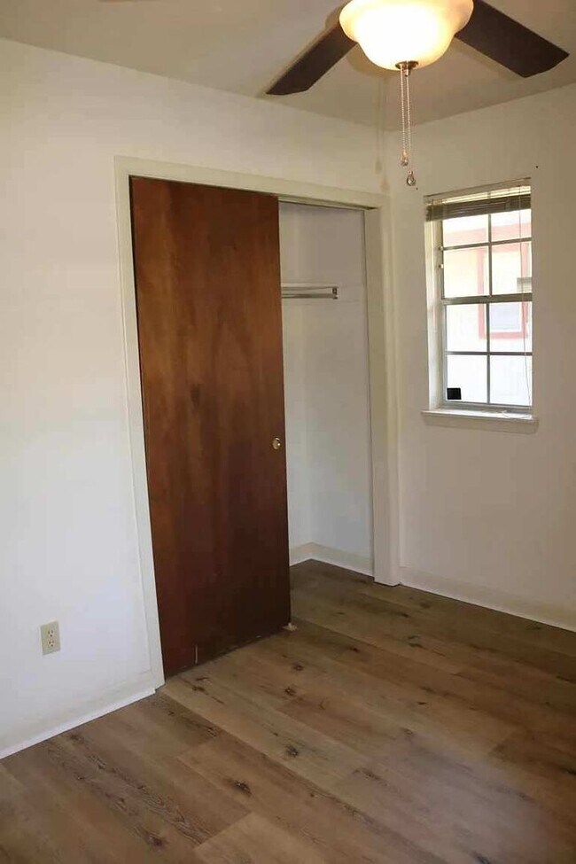 Building Photo - 2 Bedroom 1 Bath Available September 1. Cl...