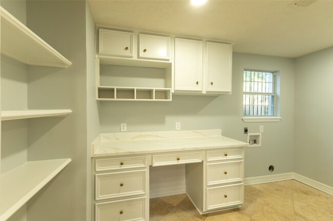 Building Photo - 810 Ivy Wall Dr