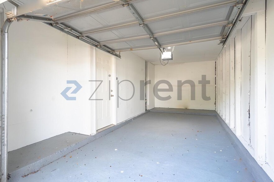 Building Photo - Unit