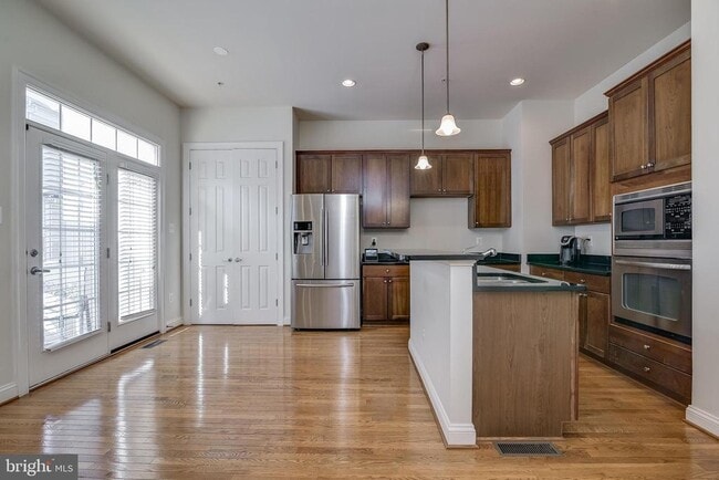 Building Photo - 610 Eden Pl