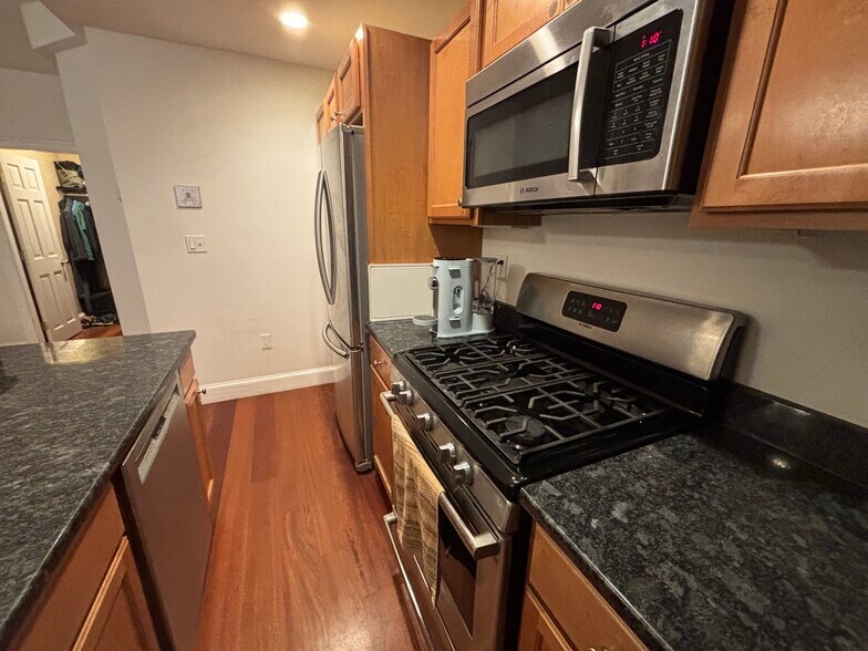 Building Photo - 7 Grove St