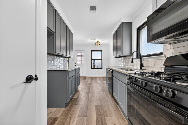 Building Photo - 17418 Largs Cir