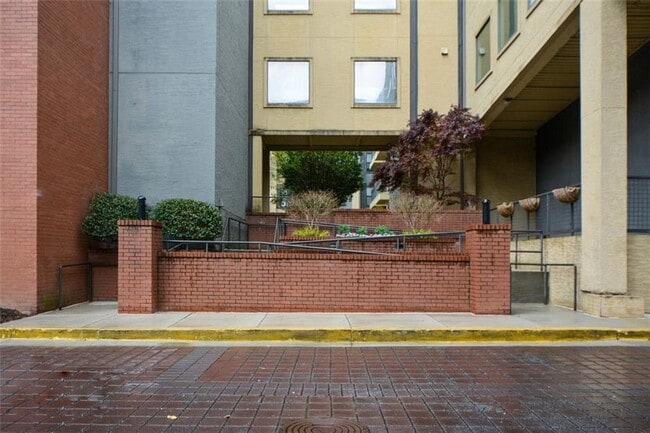 Building Photo - 400 17th St NW