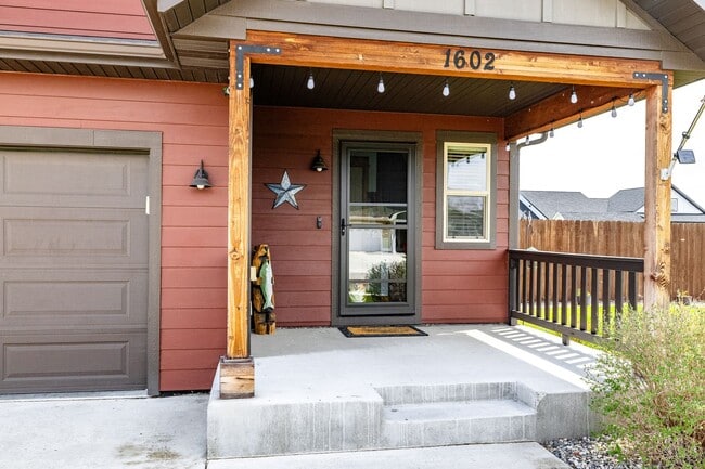 Building Photo - Beautiful home in Ryen Glenn with Fantasti...