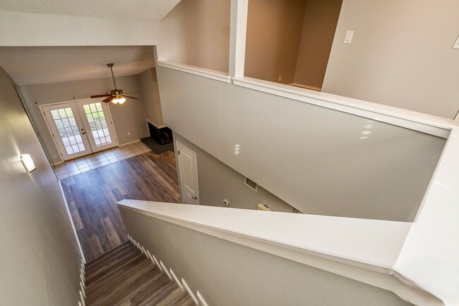 Building Photo - Fully Remodeled Townhome with Loft and Pri...