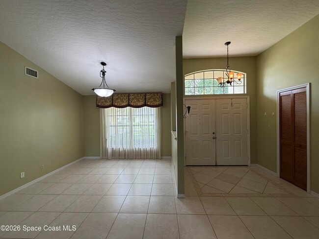 Building Photo - 925 Falls Trail