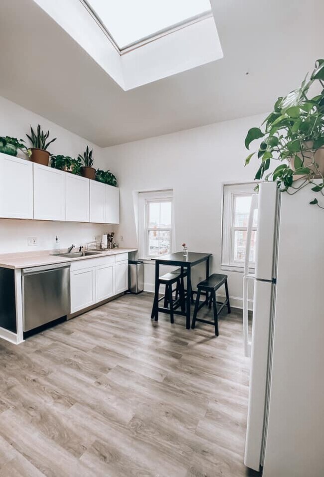 Building Photo - 356 Carpenter St