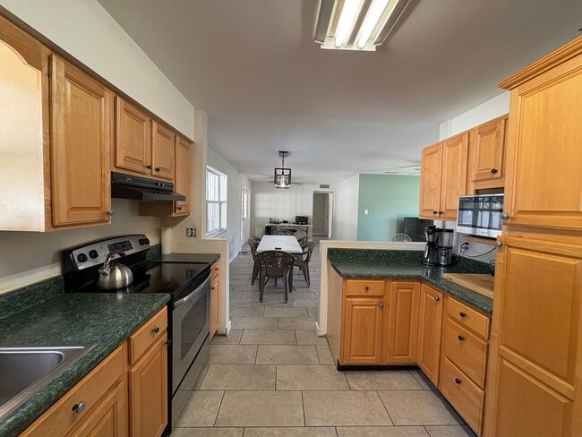 Building Photo - 2/2 POOL HOME IN PSL