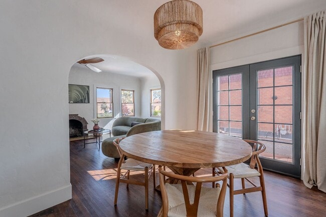 Building Photo - Rare 2 Bed 2 Bath Remolded Home in FQ Hist...