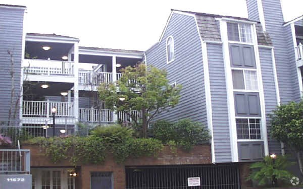Primary Photo - 11672 Rochester Ave