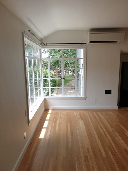 Large windows in living room - 2567 Land Park Dr