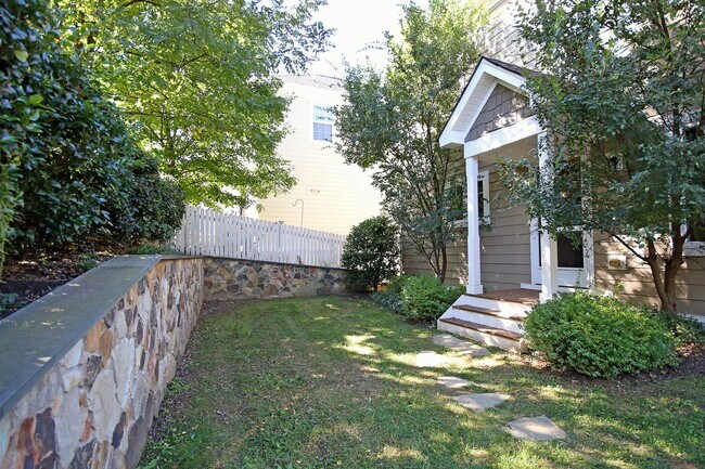 Building Photo - Spacious Downtown Home Convenient to UVA Medical Center