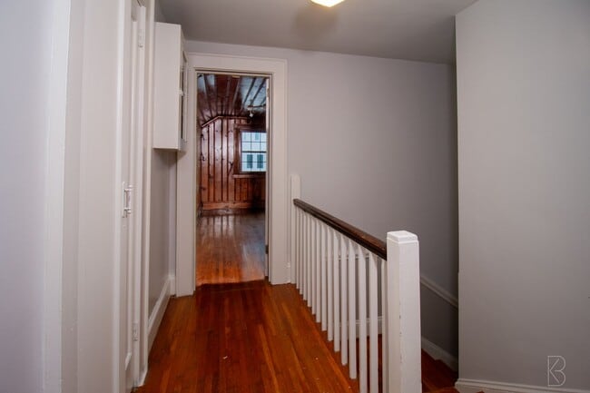 Building Photo - Prime location & Space!