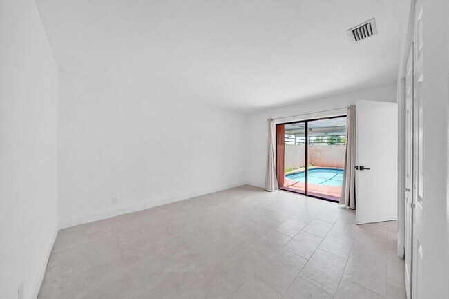 Building Photo - 4757 Sunny Palm Cir