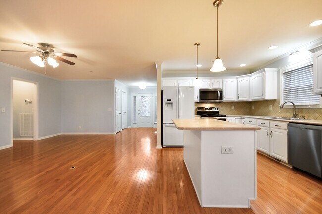 Building Photo - Pet Friendly Three Bedroom with Bonus!