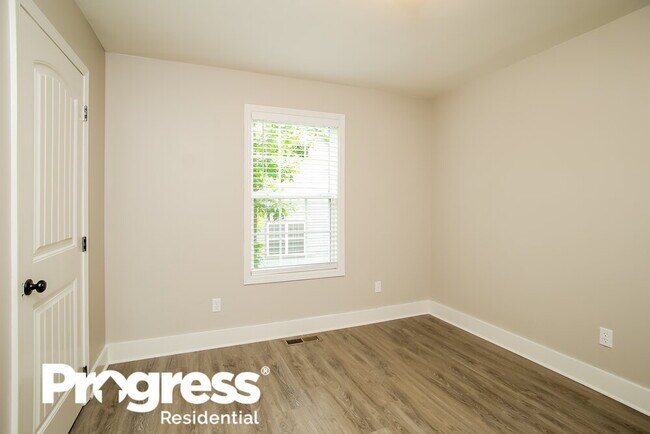 Building Photo - 305 Talon Dr SE