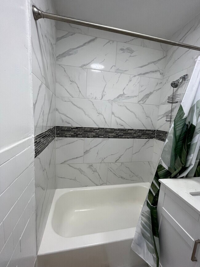 Bathroom, tub - 1465 NW 111th St