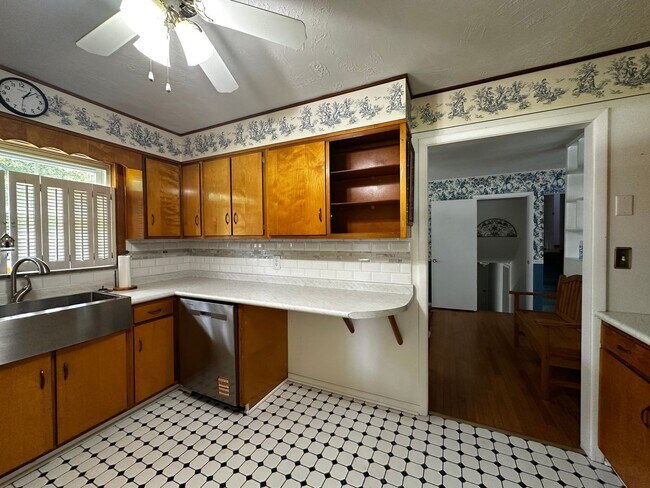 Building Photo - Partially furnished 3 bed/ 1.5 bath - Morristown, TN