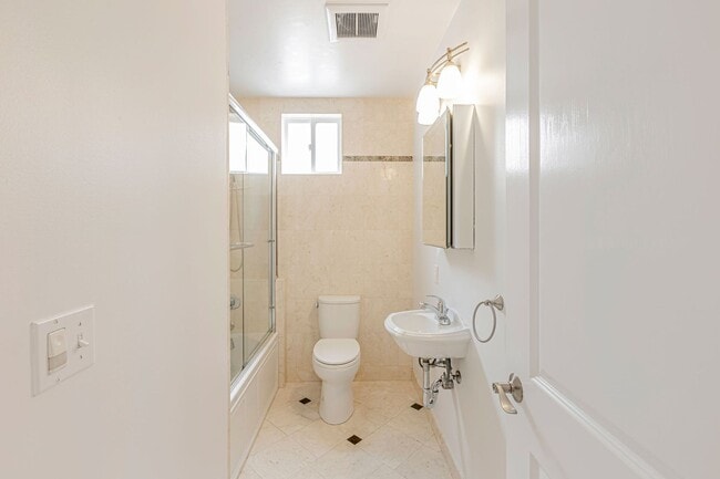Building Photo - Stylish Top-Floor Two Bedroom and One and ...