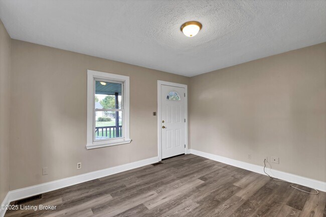 Building Photo - 3328 Farnsley Rd