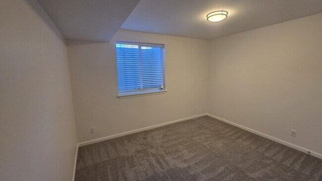 Building Photo - 4 bed 3 bath 2 car garage all maintenance provided townhome