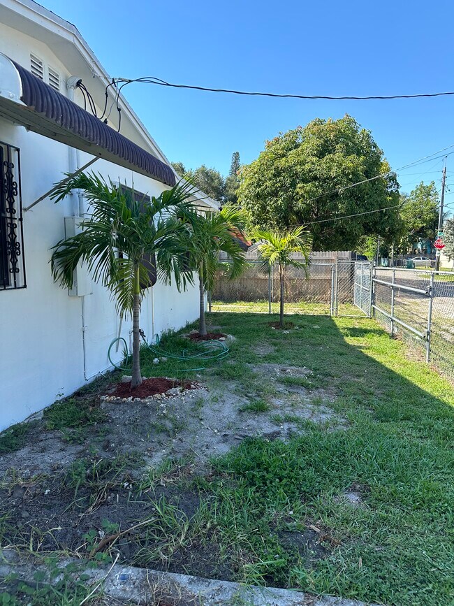 Building Photo - 100 NE 64th Ter
