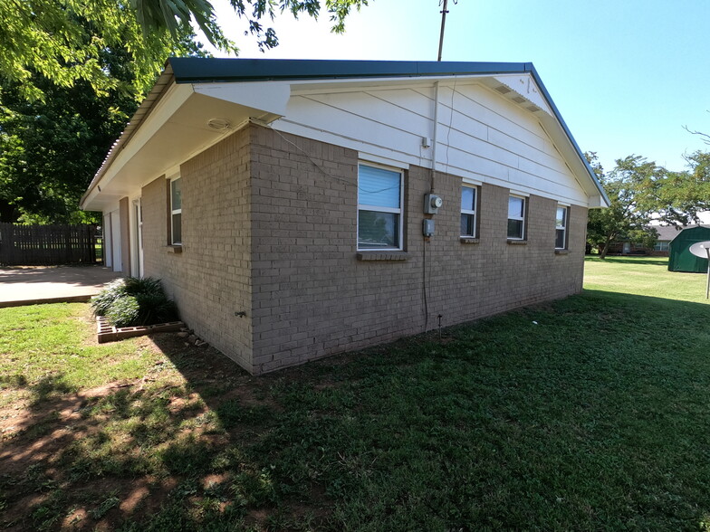 East side of house with all new paint - 415 W Guthrie St