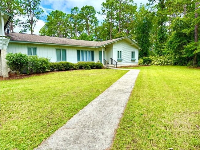 Building Photo - 28 Pine Forest Dr W
