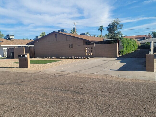 Building Photo - 4819 E Cambridge Ave