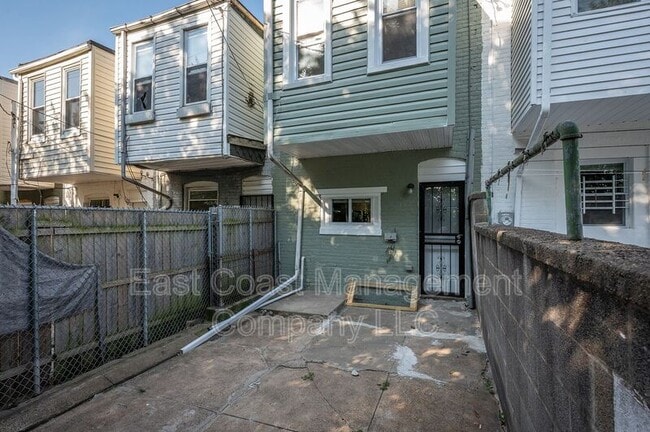 Building Photo - 425 N Curley St