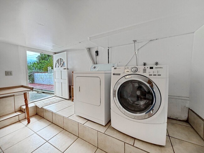 Building Photo - 3B/1BA Home in Escondido Available for Rent!