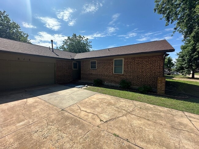Building Photo - 312 S Avery Dr