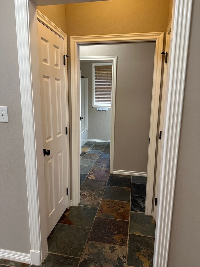 Building Photo - College Station - 3 bedroom 2 bath- 2 car garage - fenced in back yard home in Castlegate