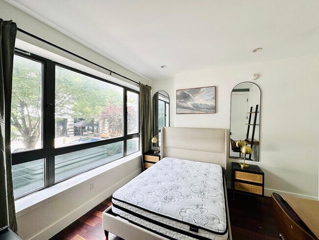 Building Photo - Furnished room/NOT APARTMENT