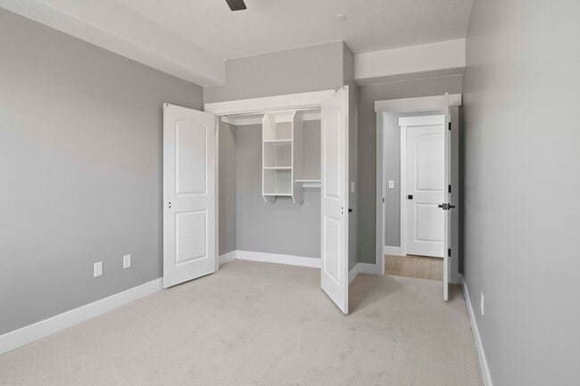 Building Photo - 1047 W Boston Ct