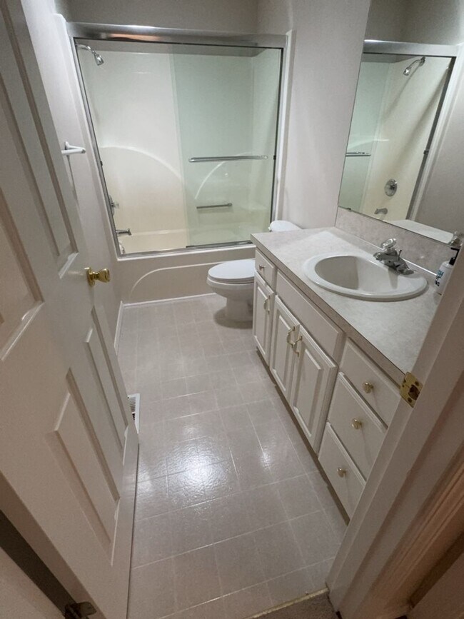 Building Photo - Three Bedroom, Two Bath in the Vineyards N...