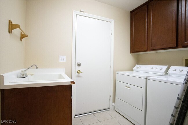 Building Photo - 905 Buffwood Ave