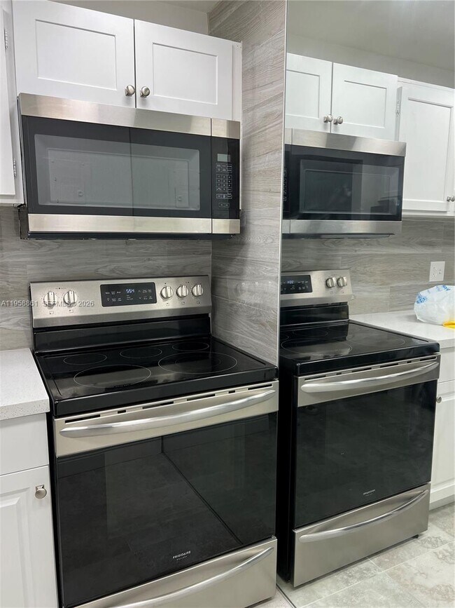 Building Photo - 3740 Inverrary Dr