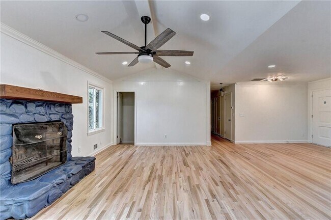 Building Photo - 6085 Glenridge Dr