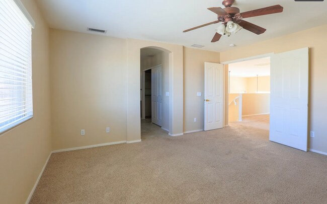 Building Photo - Three bed and two /half bath North Phoenix