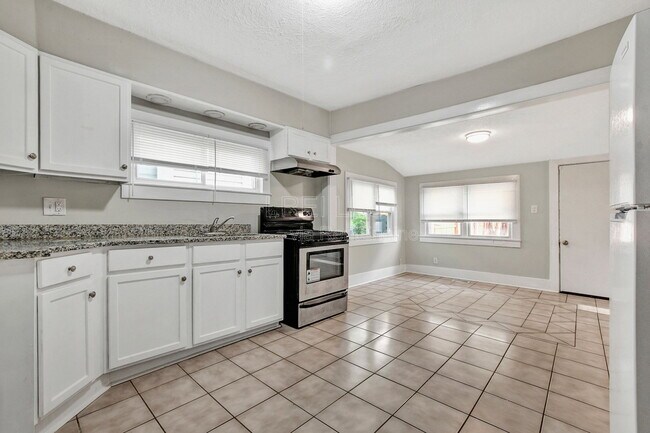 Building Photo - 913 Denmark St