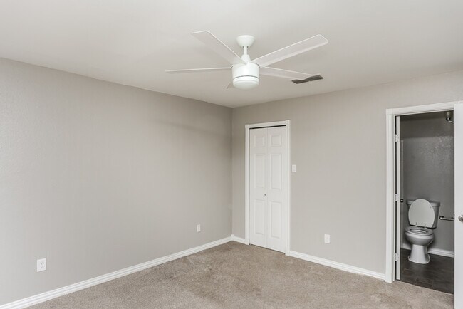 Building Photo - 2114 High Bluff Dr